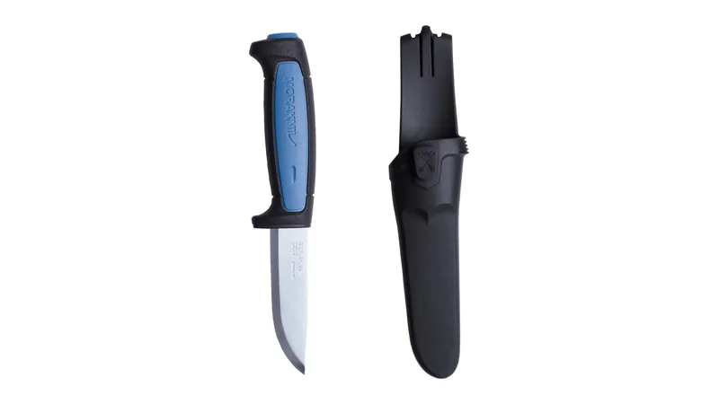 Morakniv Pro S med blått och svart grepp bredvid sitt svarta knivfodral